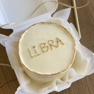 Бенто торта с надпис от маслен крем